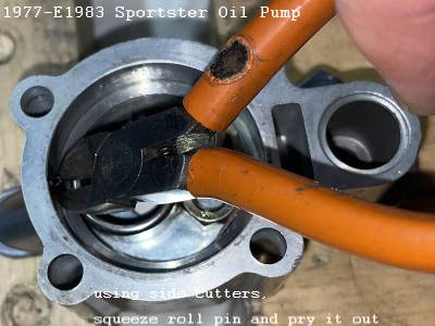 1977-e1983_sportster_oil_pump_roll_pin_removal_pic3_by_billeuze.jpg 1977-e1983_sportster_oil_pump_roll_pin_removal_pic3_by_billeuze.jpg
